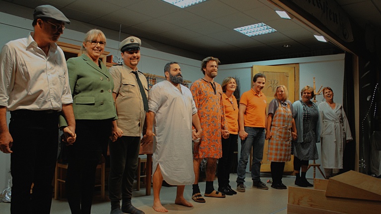 Die Theatergruppe zieht sich um